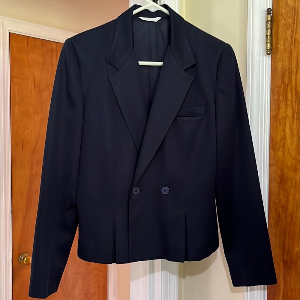 Lined suit in navy blue. Skirt and short jacket. Size 7/8. Brand unknown.